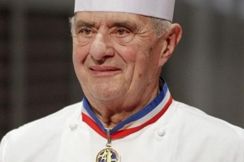 Un atelier de cuisine française, où un groupe de personnes apprend à préparer des recettes traditionnelles dans un cadre chaleureux, illustrant l’art de vivre définition